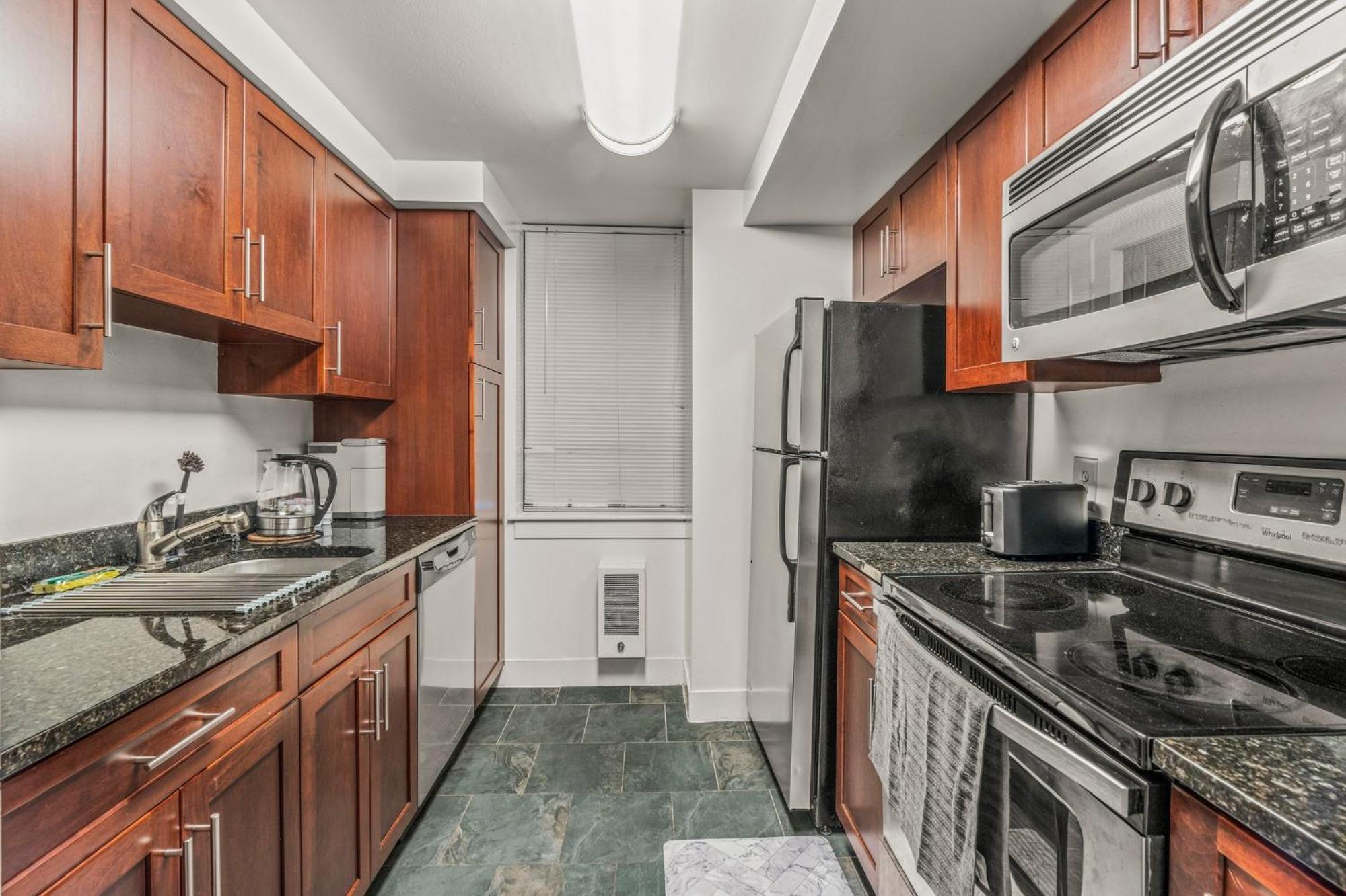 Apartmint At The Metropolitan - *